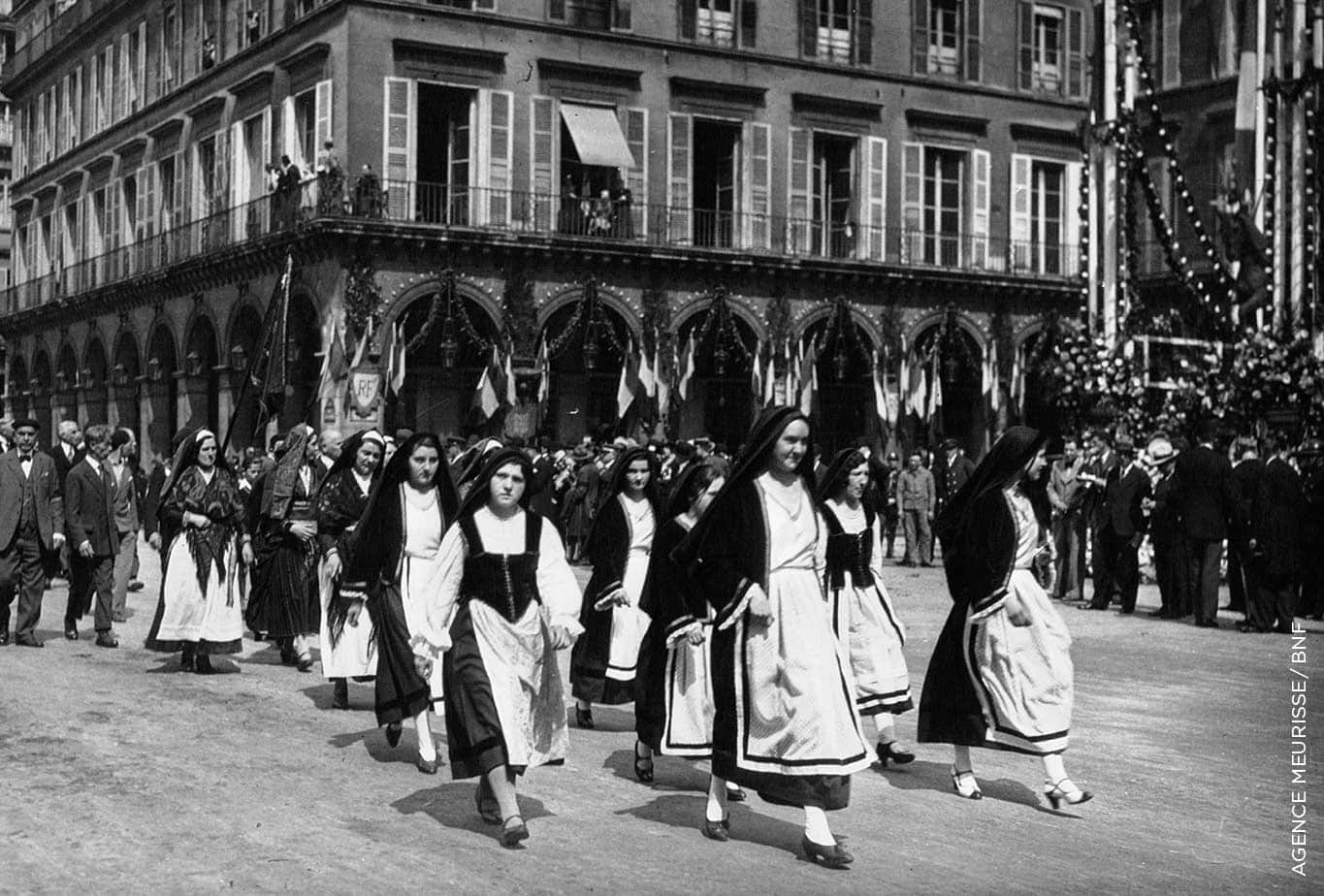 Le 13 mai 1934, les sections féminines de l’Action française célèbrent Jeanne d’Arc en défilant devant sa statue, place des Pyramides, à Paris. Agence Meurisse / BNF