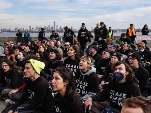 Le 6 novembre 2023, des militant·es du groupe Jewish Voice for Peace (Voix juive pour la paix) se rassemblent au pied de la statue de la Liberté, à New York, afin d’exiger un cessez-le-feu à Gaza, bombardée par l’armée israélienne.