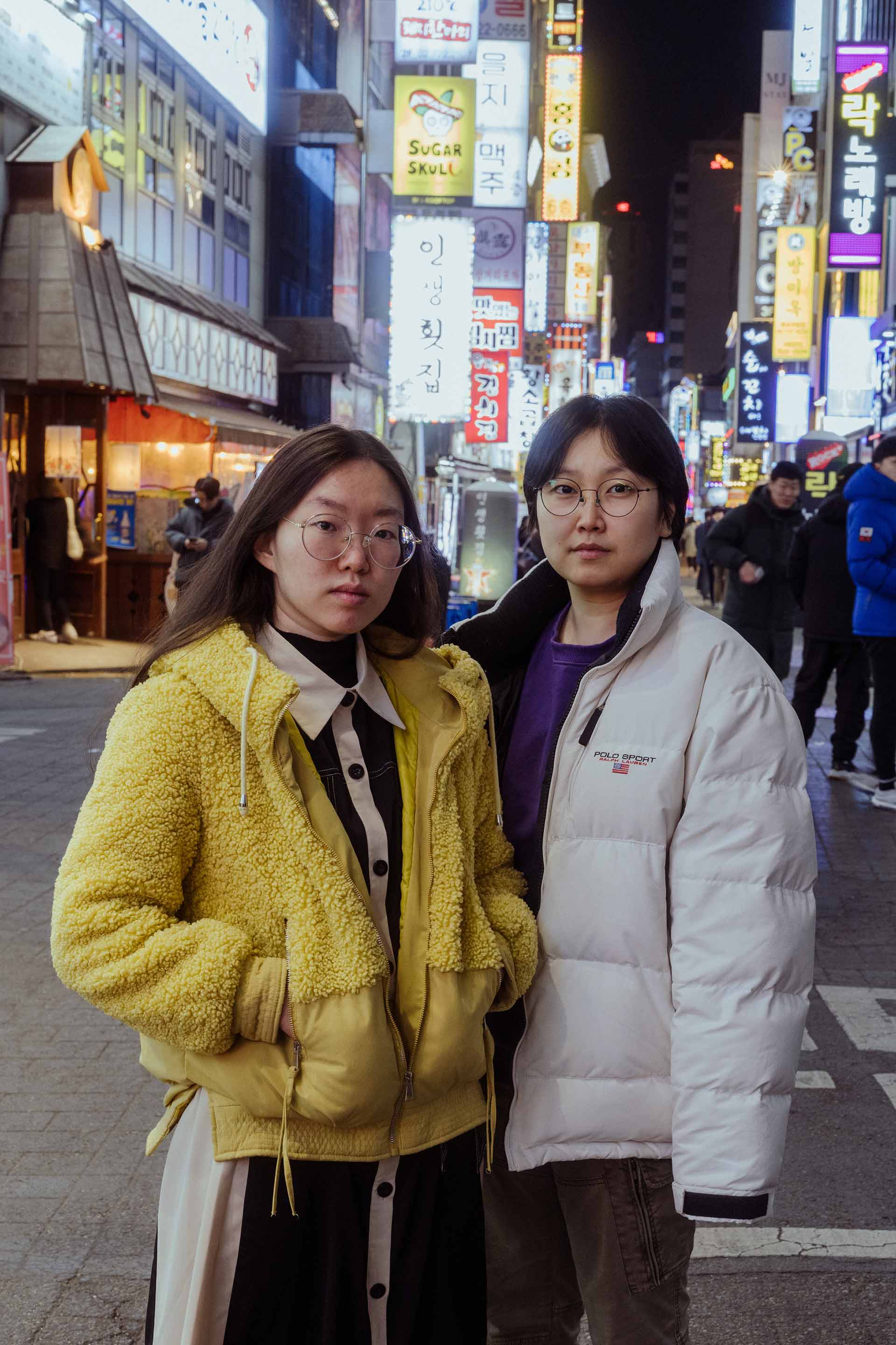 Lee Gahyung, 30 ans, et Lee Soyun, 26 ans, coprésidentes du Feminism Party, ne se reconnaissaient ni dans les partis politiques traditionnels pour lesquels « l’égalité des genres n’est pas une cause à défendre », ni dans le Women’s Party, dont « les membres sont toutes cisgenres et font trop de concessions ». Leur mouvement – pas encore reconnu comme un parti officiel faute d’un nombre d’adhérent·es suffisant – soulève notamment la question de l’écart de salaire moyen entre les hommes et les femmes, de l’ordre de 31 %, soit le plus élevé parmi les pays de l’OCDE.Crédit photo : Agnès Dherbeys