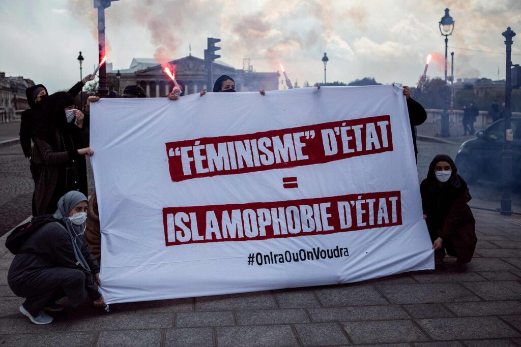 En mai 2021, devant le Sénat, le collectif décolonial Nta Rajel ? (T’es un homme ?, en arabe dialectal) qui rassemble des féministes de la diaspora nordafricaine, dénonce la nature sexiste et islamophobe de certains amendements du « projet de loi contre le séparatisme » alors en discussion. NOÉMIE COISSAC / HANS LUCAS