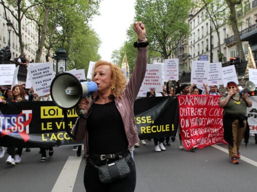 Giovanna Rincon, lors de la manifestation contre la loi immigration, le 29 avril 2023 à Paris. Crédit photo : Max K Pelgrims