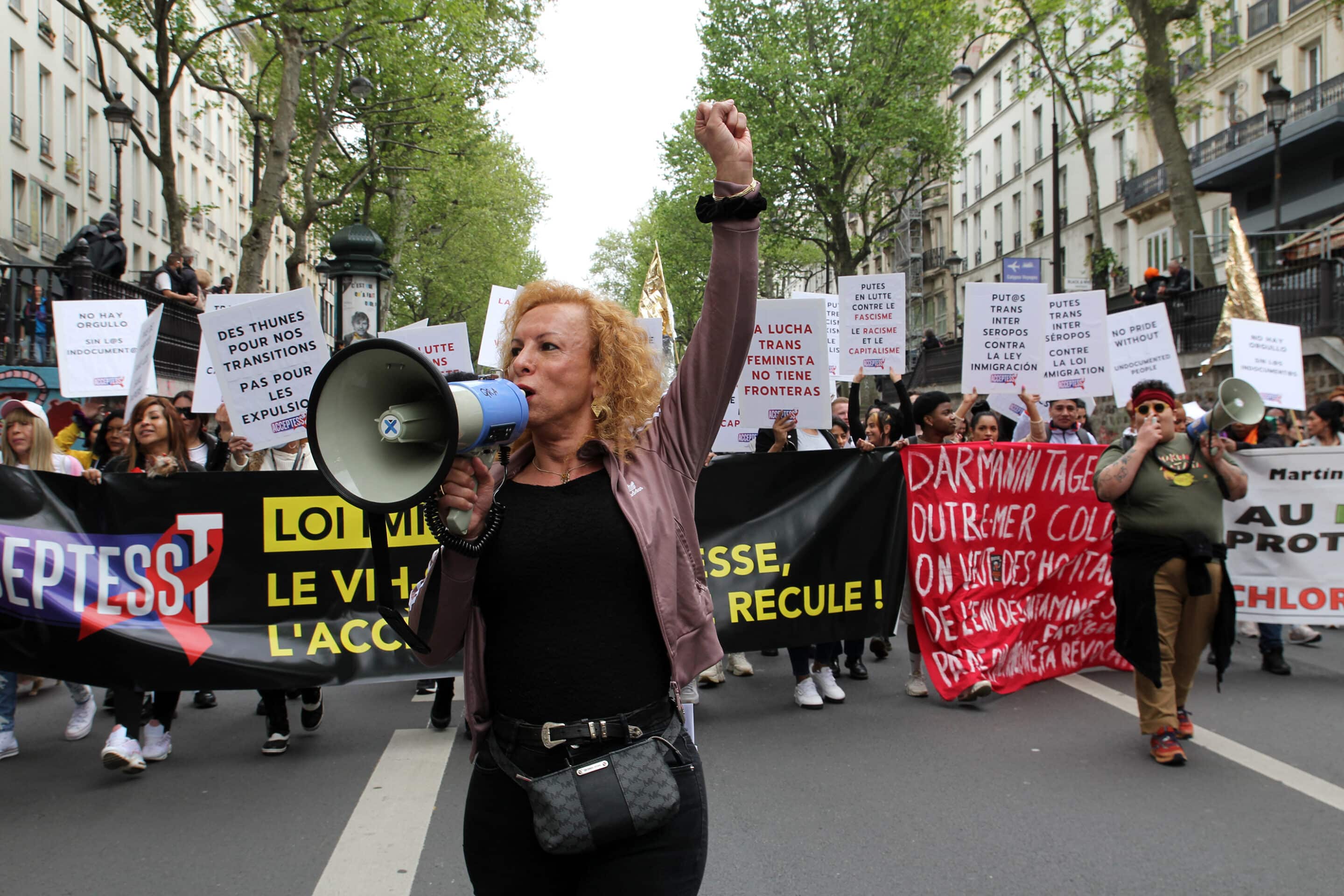 Giovanna Rincon, lors de la manifestation contre la loi immigration, le 29 avril 2023 à Paris. Crédit photo : Max K Pelgrims