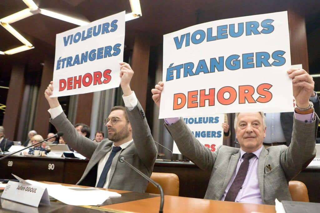 Le 11&nbsp;avril 2024, lors&nbsp;d’une session du conseil régional de Bourgogne-Franche-Comté, des élus du Rassemblement national brandissent une pancarte « Violeurs étrangers dehors ». Ils affichent ainsi leur soutien aux militantes identitaires du collectif Némésis, contre qui la maire de&nbsp;Besançon a porté plainte après qu’elles ont mené une action&nbsp;similaire un mois plus&nbsp;tôt.TARDIVON JC / MAXPPP