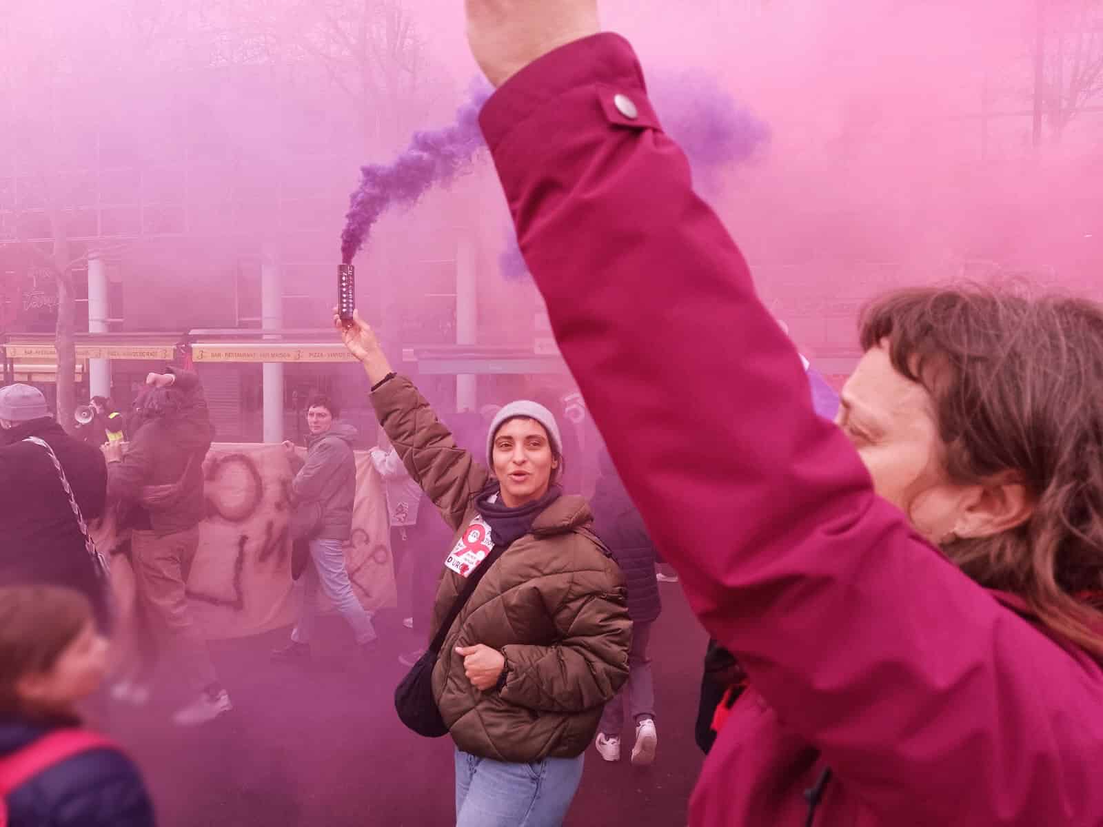 Le 30 mars 2024, Manel Ben Boubaker (au centre, tenant un fumigène) manifestait en faveur d’un plan d’urgence pour les établissements scolaires de Seine-Saint-Denis. Crédit photo : Camille Chaumeron