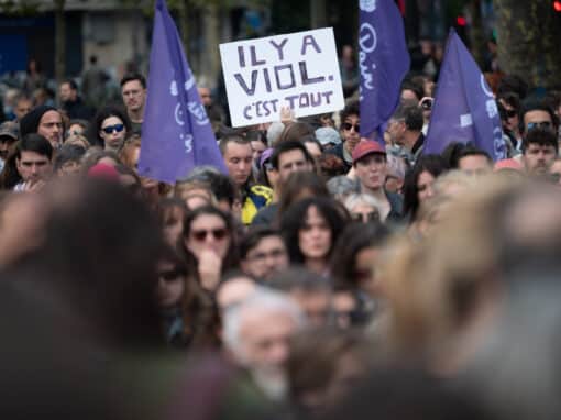 Des rassemblements en soutien à Gisele Pélicot et à toutes les victimes de violences sexuelles se sont tenus le week-end dernier dans toute la France. Ici à Paris, le 14 septembre 2024. Crédit photo : Estelle Ruiz/Hans Lucas.