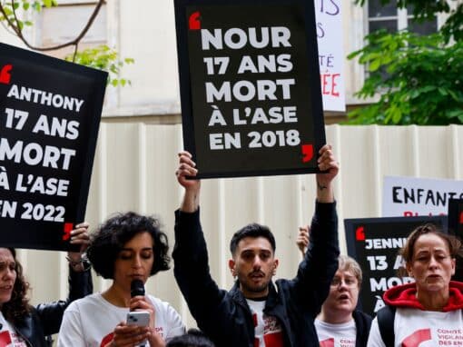 Le 7 mai 2024, devant l’Assemblée nationale, Lyes Louffok (au centre) rendait hommage aux enfants mort•es alors qu’ils ou elles étaient pris en charge par l’aide sociale à l’enfance. Crédit photo : Ludovic Marin/AFP