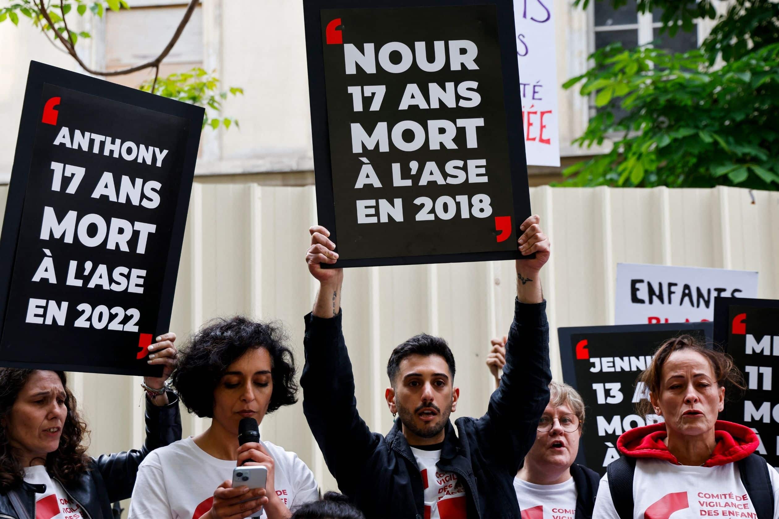 Le 7 mai 2024, devant l’Assemblée nationale, Lyes Louffok (au centre) rendait hommage aux enfants mort•es alors qu’ils ou elles étaient pris en charge par l’aide sociale à l’enfance. Crédit photo : Ludovic Marin/AFP