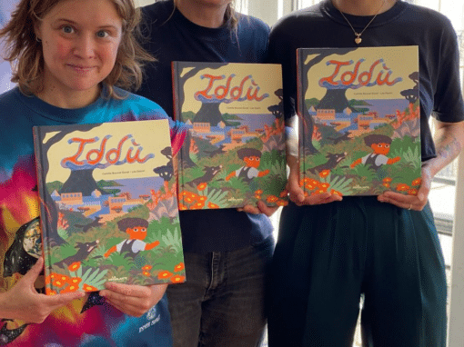 Camille Bouvot-Duval (autrice), Lucie Geffroy (La Déferlante Éditions) et Léa Djeziri (illustratrice) découvrant Iddù. Crédit photo : La Déferlante.