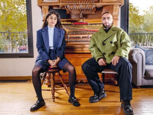 Aline Deschamps pour La Déferlante. Rima Hassan et Médine, le 27 septembre 2024, à Mezzanine, bar-restaurant de la salle de concert parisienne Les Trois Baudets. Au second plan, le pianocktail, inspiré par l’écrivain Boris Vian.