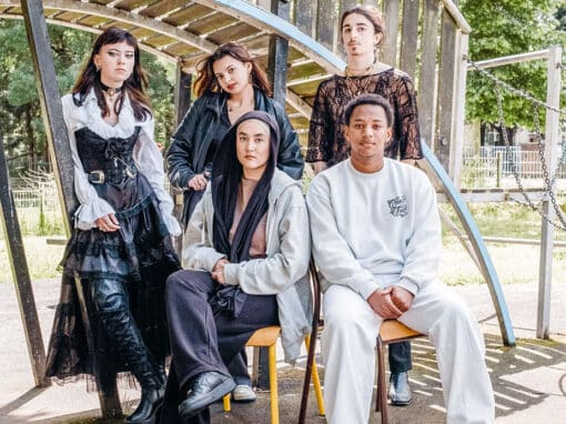 Photos Maylis Rolland / Hans Lucas pour La Déferlante Les photos de ce reportage ont été réalisées en juin 2024 au lycée professionnel Léonard-de-Vinci à Nantes. Debout : Justine, 18 ans, Chanez, 17 ans, et Josué, 19 ans.Assis·es : Amina, 18 ans (à gauche), et Till, 17 ans (à droite).