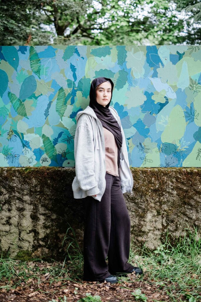 Amina est en terminale. Au lycée, elle est contrainte d’enlever son voile.