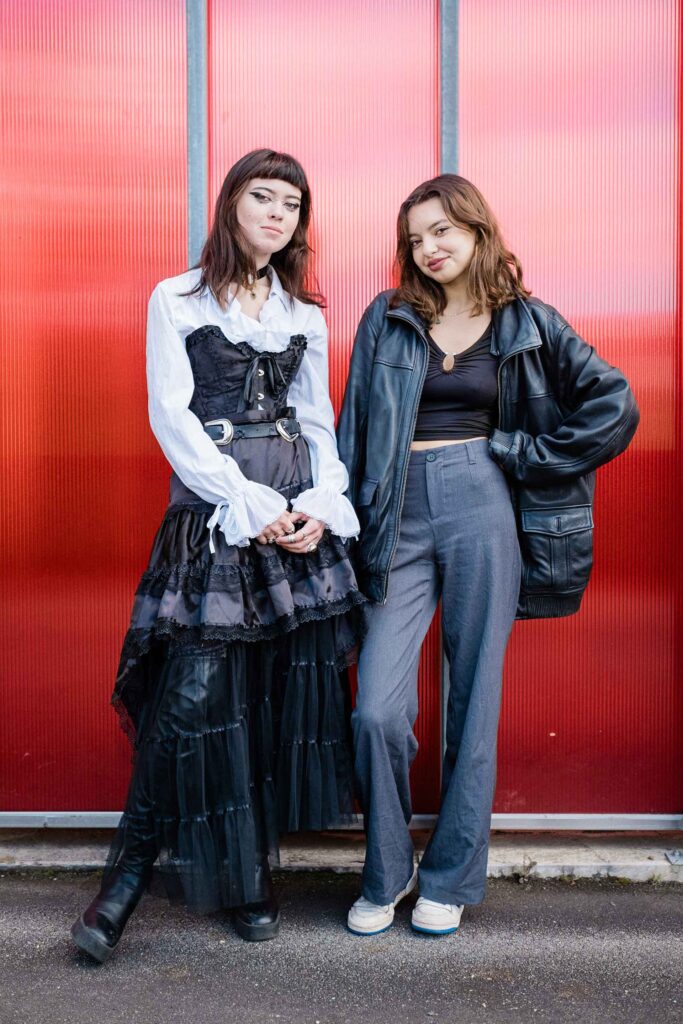 Justine (en jupe) adopte les codes du style gothique, et Chanez, se reconnaît dans le style « old money ». Justine (en jupe) adopte les codes du style gothique, et Chanez, se reconnaît dans le style « old money ».