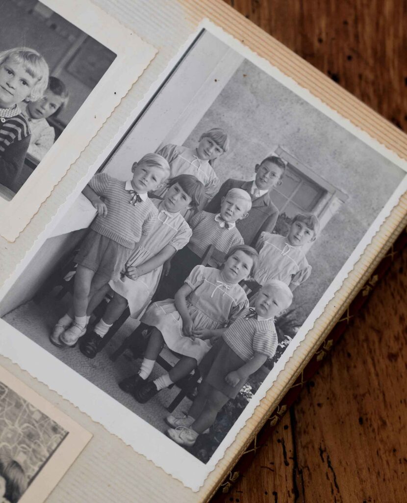 Marie-Claire Pineau Bénudeau (deuxième enfant en partant de la droite de la photo) entourée de ses frères et sœurs. Les vêtements des enfants étaient cousus par sa mère.