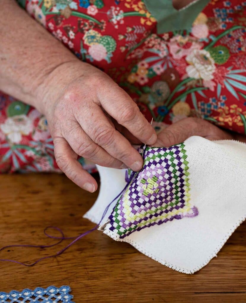 Marie-Claire Pineau Bénudeau en train de broder.