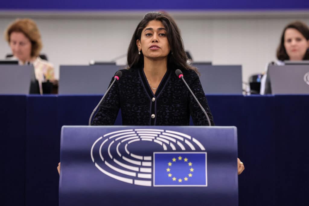 Rima Hassan prend la&nbsp;parole dans un débat sur la guerre à&nbsp;Gaza et la situation au Proche-Orient, au&nbsp;Parlement européen, à&nbsp;Strasbourg, le 17 septembre 2024. TERESA SUAREZ / EPA /MAX PPP
