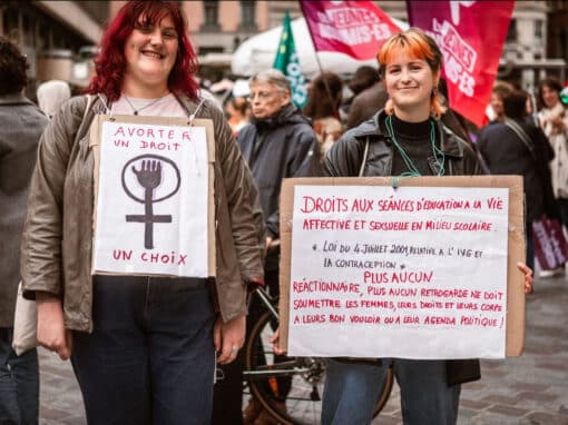À Lyon, une semaine après la nomination du nouveau gouvernement, des manifestantes réclament l'application des programmes d'éducation à la sexualité dans les écoles, septembre 2024. Crédit photo : Elsa Biyick / Hans Lucas.