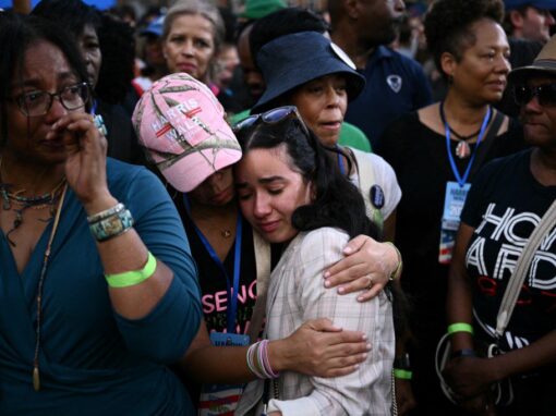 Le 6 novembre, sur le campus de l’université Howard à Washington, des citoyen·nes réagissaient au discours de Kamala Harris reconnaissant sa défaite. Crédit : Brendan SMIALOWSKI / AFP