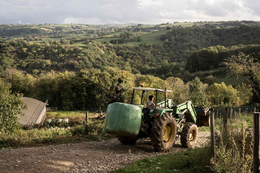 Les « contraintes topographiques » du territoire aveyronnais où Adrian et Sébastien, en couple, élèvent des brebis pour leur viande, guident leur manière de travailler hors d’une logique productiviste. « Pour l’avenir de la ferme, il faut plutôt se concentrer sur la vente directe et la diversification », estime Adrian, ici au volant de son tracteur.