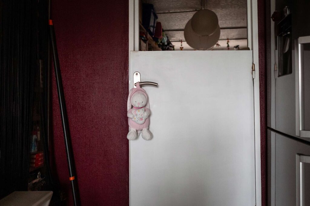 Daisy Audouze a dû aménager sa maison de manière à créer des espaces réservés aux enfants. Crédit&nbsp;: Elsa Biyick pour La Déferlante.