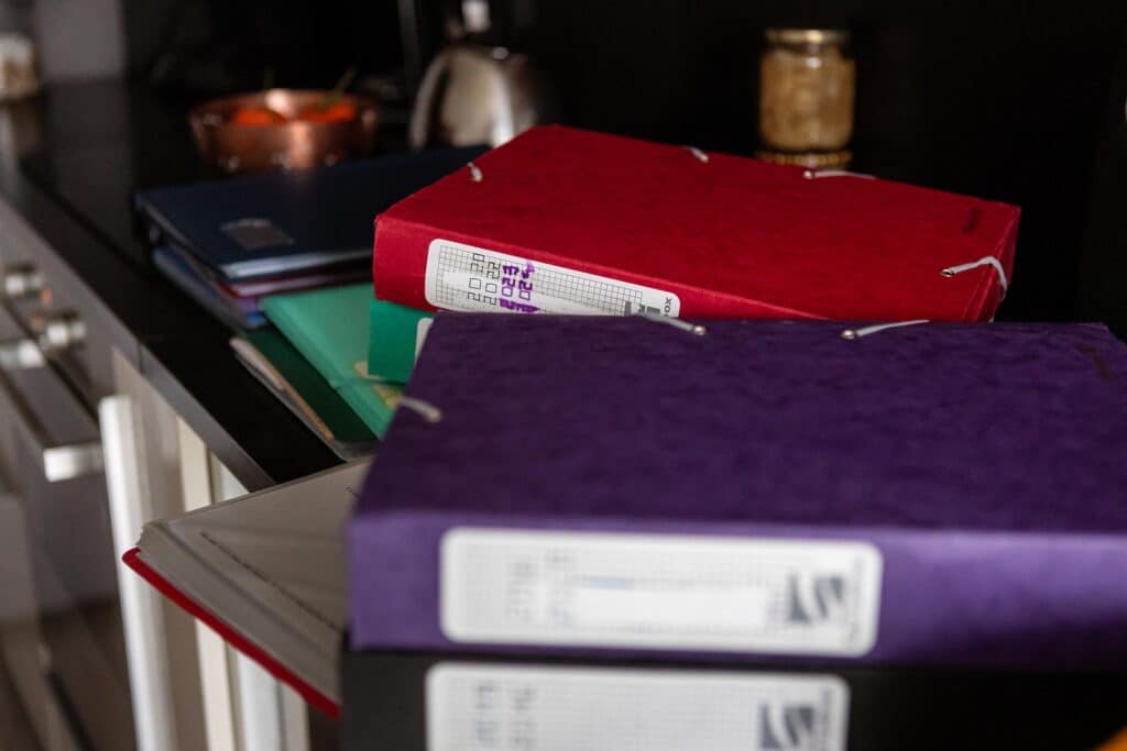 En plus du soin aux enfants, Daisy Audouze et ses collègues effectuent plusieurs heures de travail administratif non rémunéré chaque semaine. Crédit&nbsp;: Elsa Biyick pour La Déferlante.