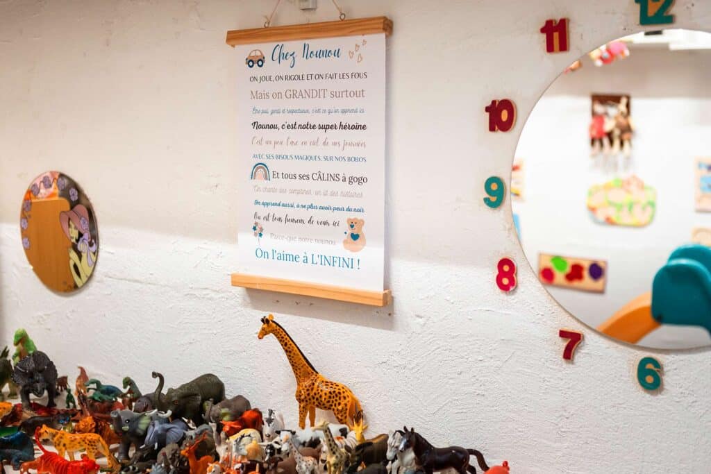 En plus du soin aux enfants, Daisy Audouze et ses collègues effectuent plusieurs heures de travail administratif non rémunéré chaque semaine. Crédit&nbsp;: Elsa Biyick pour La Déferlante.