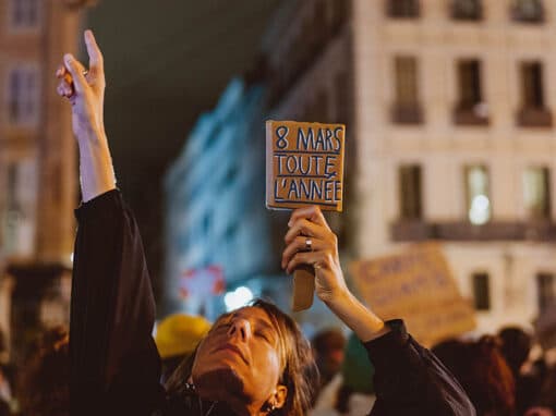 Sur le parcours de la grève féministe du 8&nbsp;mars 2024, à Marseille. Manifestation lancée à l’appel de l’inter-orga Marseillle8Mars. Crédit : Gaëlle Matata