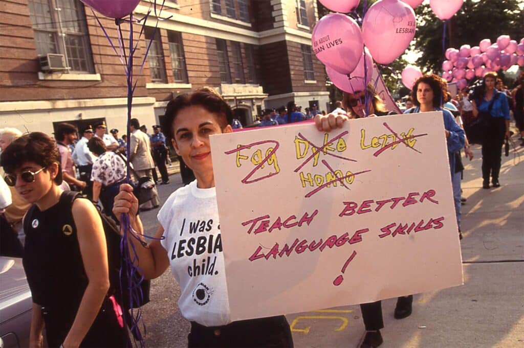 Première grande action directe
des Lesbian Avengers, devant
une école du Queens à New York,
le 9 septembre 1992, pour
soutenir un programme scolaire
d’éducation à la diversité. Sur la pancarte, sous les insultes
homophobes (pédé, gouines…)
rayées, on lit : « Enseignez mieux
les langues ».
DONNA BINDER