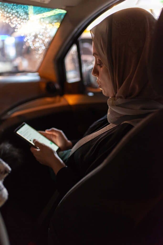 Darine Ayoub dans un taxi collectif, 
en route vers le sud de Beyrouth, 
le 11&nbsp;novembre 2024. Elle communique avec les sages-femmes de son réseau grâce à des groupes sur WhatsApp.