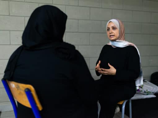 Darine Ayoub, sage-femme, rend visite à une femme enceinte dans une école transformée en centre pour personnes déplacées. La patiente y est accueillie depuis septembre 2024. Beyrouth, le 11 novembre 2024. Crédit : Ségolène Ragu pour La Déferlante