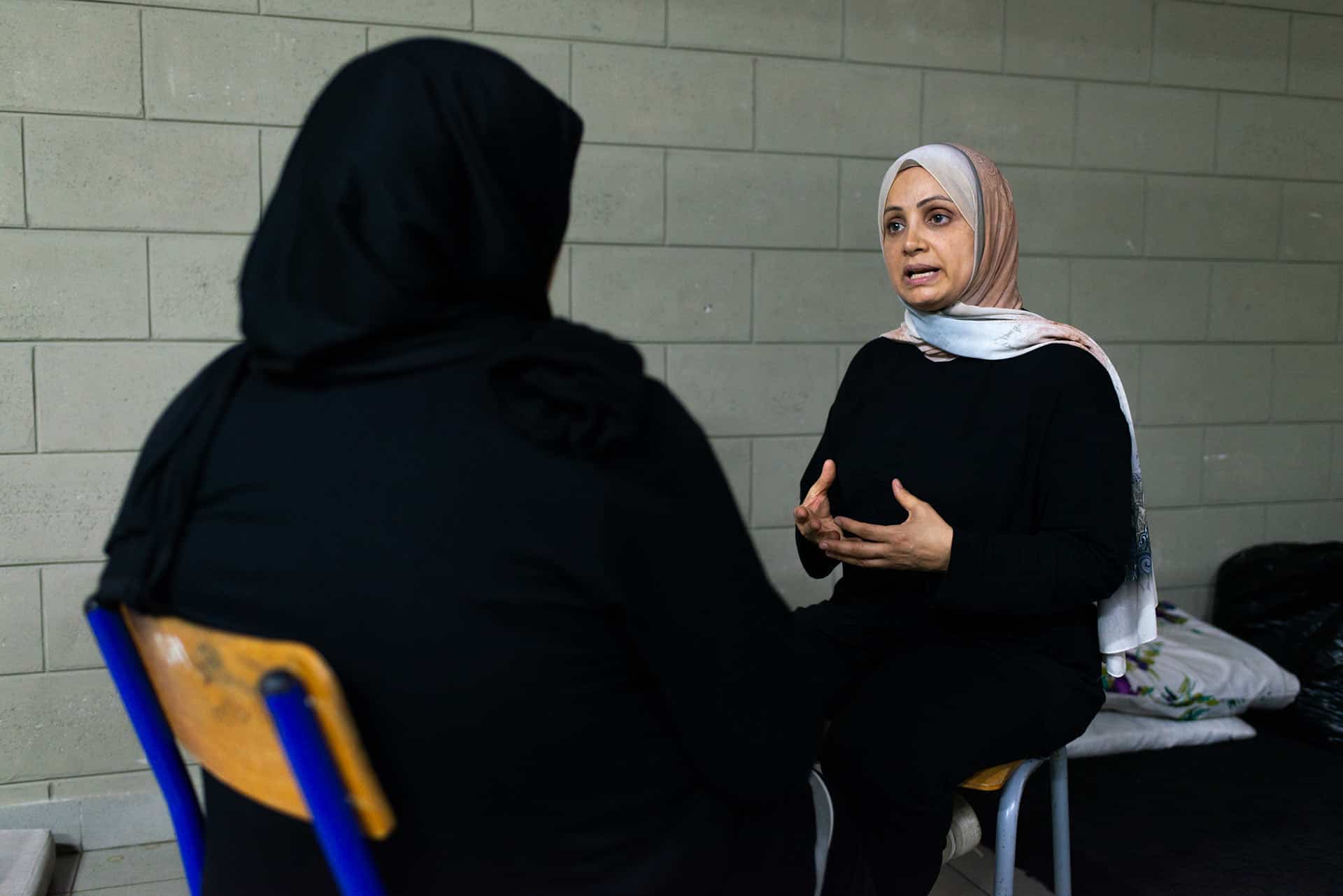 Darine Ayoub, sage-femme, rend visite à une femme enceinte dans une école transformée en centre pour personnes déplacées. La patiente y est accueillie depuis septembre 2024. Beyrouth, le 11&nbsp;novembre 2024. Crédit : Ségolène Ragu pour La Déferlante