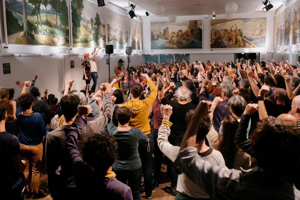 Entre novembre 2024 et janvier 2025, plusieurs initiatives ont commémoré le centenaire de la grève des sardinières de Douarnenez. Ici, 300&nbsp;personnes sont réunies à la salle des fêtes de la ville pour répéter les chants qui rendent hommage aux 2 000&nbsp;ouvrières qui se sont mobilisées avec succès pour de meilleurs salaires.