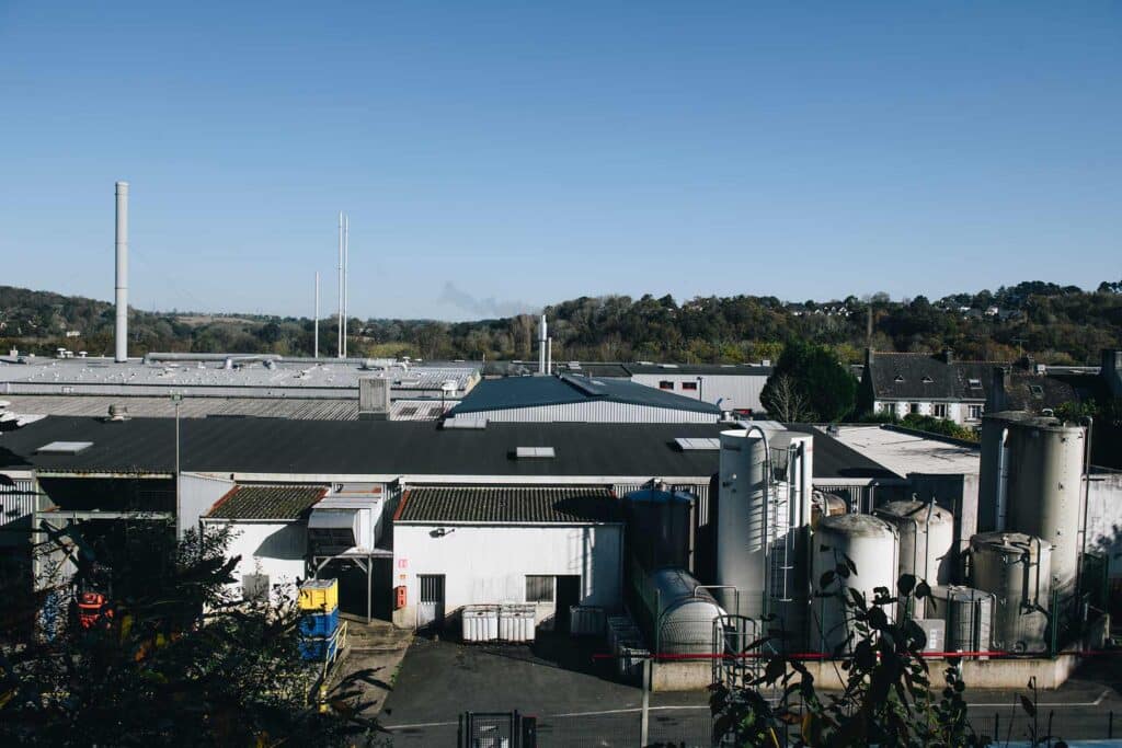 L’usine Saupiquet de Quimper, qui employait 151&nbsp;salarié·es 
et 70&nbsp;intérimaires, 
a définitivement fermé ses portes le 20&nbsp;décembre 2024. Les ateliers ont été délocalisés en Espagne et au Maroc. Crédit : Jean-Marie Heidinger pour La Déferlante.