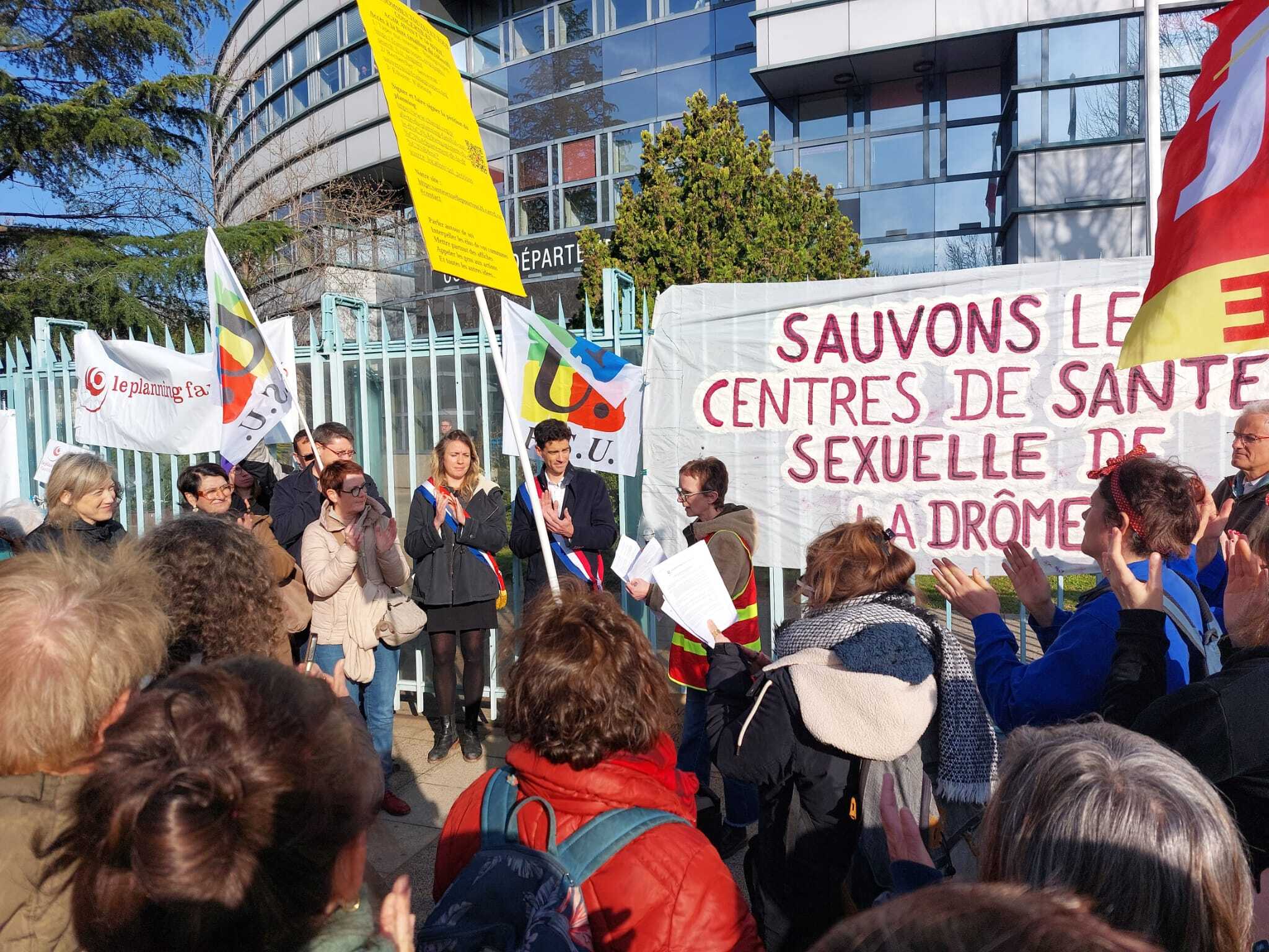 Depuis la fin de mars 2025, syndicalistes, élu·es et militantes féministes soutiennent les salariées des centres de santé sexuelle de la Drôme, promis à la fermeture. Crédit photo : Alexandre Berthaud / Radio France / Maxppp