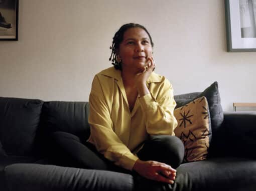 bell hooks en septembre 1995. Un an plus tôt, la pédagogue états-unienne a publié Apprendre à transgresser, un essai dans lequel elle affirme que « la [salle de] classe reste le lieu le plus radical des possibilités ».