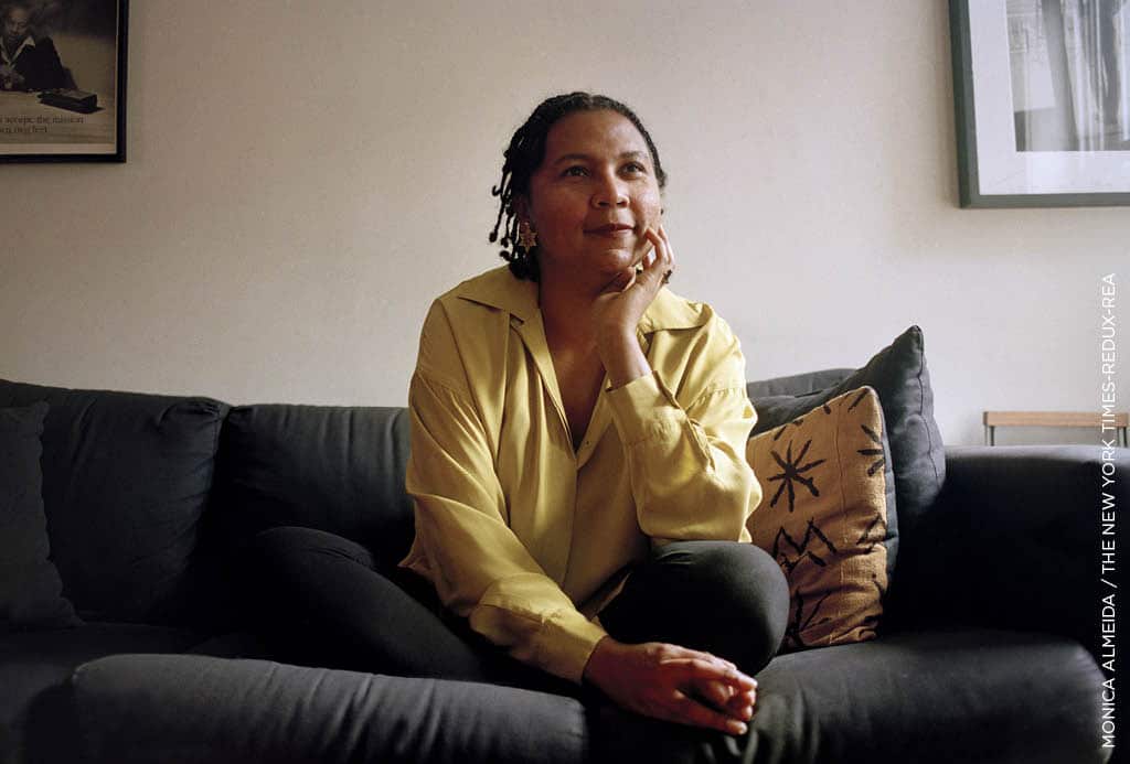 bell hooks en septembre 1995. Un an plus tôt, la pédagogue états-unienne a publié Apprendre à transgresser, un essai dans lequel elle affirme que « la [salle de] classe reste le lieu le plus radical des possibilités ».