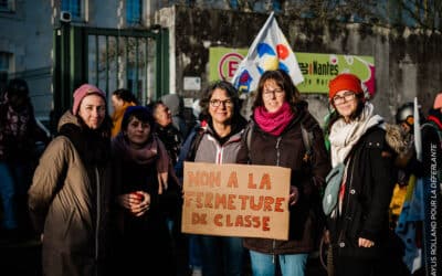 Enseignantes et mères d’élèves de la petite école rurale Charles-Perrault de Noyal-sur-Brutz, dans le nord de la Loire-Atlantique, manifestent contre la fermeture prévue d’une classe devant la direction des services départementaux de l’Éducation nationale. Cette fermeture sera finalement annulée, pour la troisième année consécutive. Crédit : Maylis Rolland pour La Déferlante.