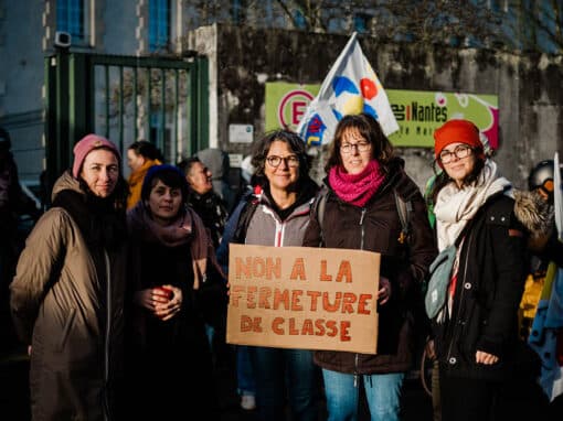 Enseignantes et mères d’élèves de la petite école rurale Charles-Perrault de Noyal-sur-Brutz, dans le nord de la Loire-Atlantique, manifestent contre la fermeture prévue d’une classe devant la direction des services départementaux de l’Éducation nationale. Cette fermeture sera finalement annulée, pour la troisième année consécutive. Crédit : Maylis Rolland pour La Déferlante.