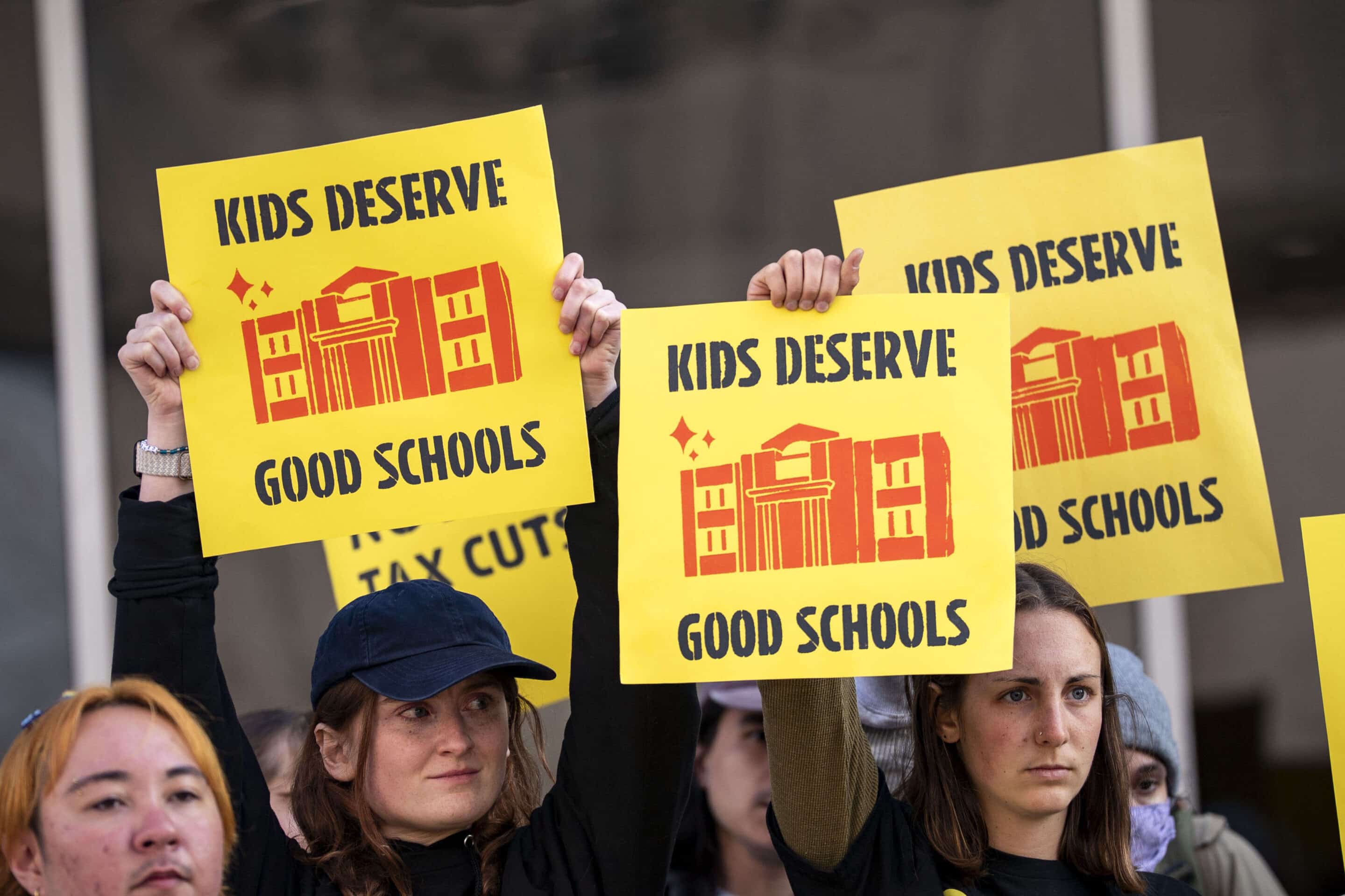 Le 13 mars 2025, à Washington D.C., des manifestant·es protestent contre le projet de l’administration Trump de démanteler le ministère de l’Éducation. Crédit photo : Bonnie Cash / UPI / Shutterstock.