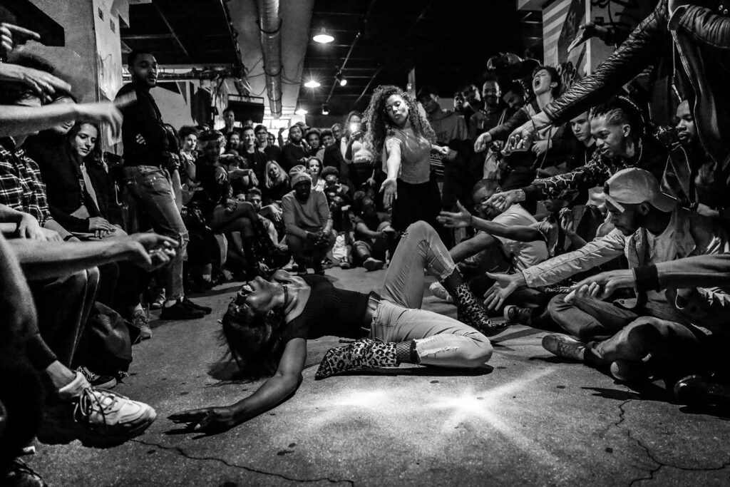 Au ball La Récré, à L’Alimentation générale à Paris, en avril 2018. Keiona, mother de la House of Revlon, est sur le point de réaliser un dip. Cette figure emblématique du voguing consiste 
à tomber au sol sur le dos, une jambe repliée et l’autre tendue en l’air.
Photo publiée dans le portfolio 
de La&nbsp;Déferlante no 10, mai 2023.
Teresa Suárez