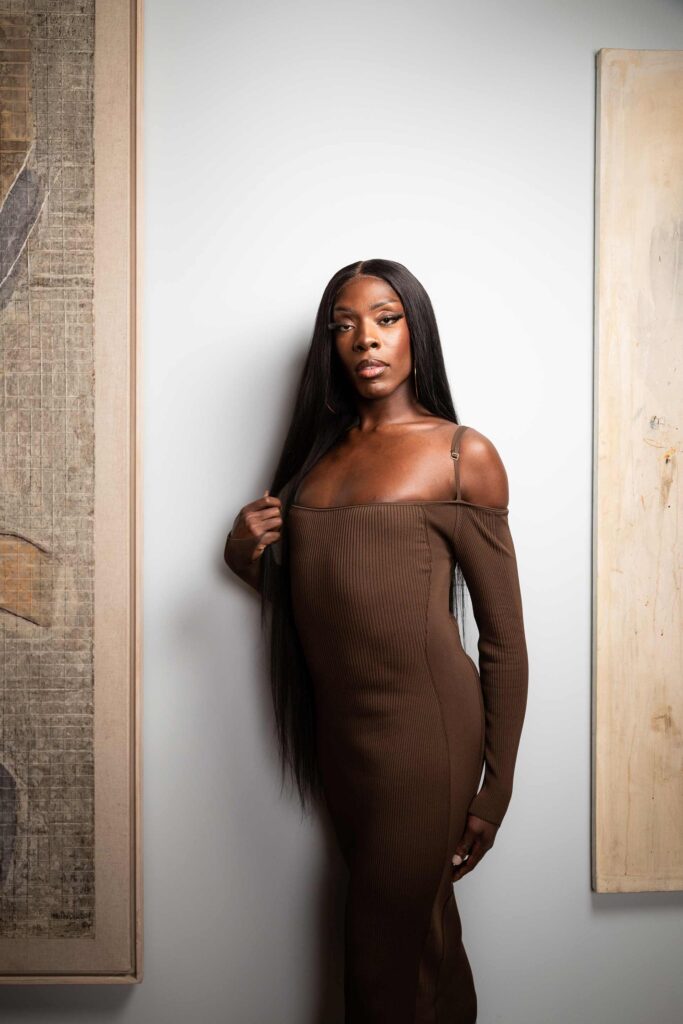 Keiona entre les toiles de Vincente Pimentel et d’Ismael Mundarey.