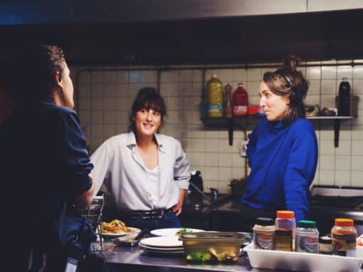 Dans Partir un jour, Amélie Bonnin (à droite) a donné à Juliette Armanet (à gauche) le rôle d’une ex-gagnante de l’émission « Top Chef » qui revient aider ses parents dans leur restaurant familial. Crédit photo : Manou Milon