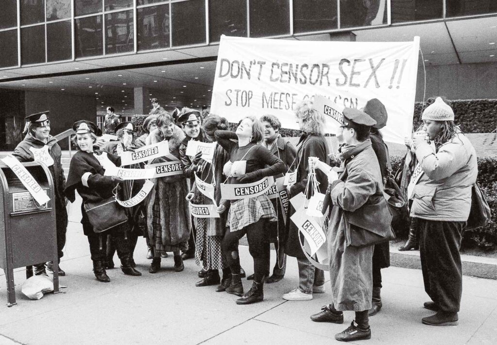 Rassemblement de membres du collectif Feminist Anti-Censorship Taskforce le 21 janvier 1986, à l’occasion d’une réunion de la commission sur la pornographie du procureur général des États-Unis, à New York. Le collectif a été créé un an plus tôt pour protester contre un projet de loi anti-pornographie.
Crédit&nbsp;: David Bookstaver / AP / SIPA