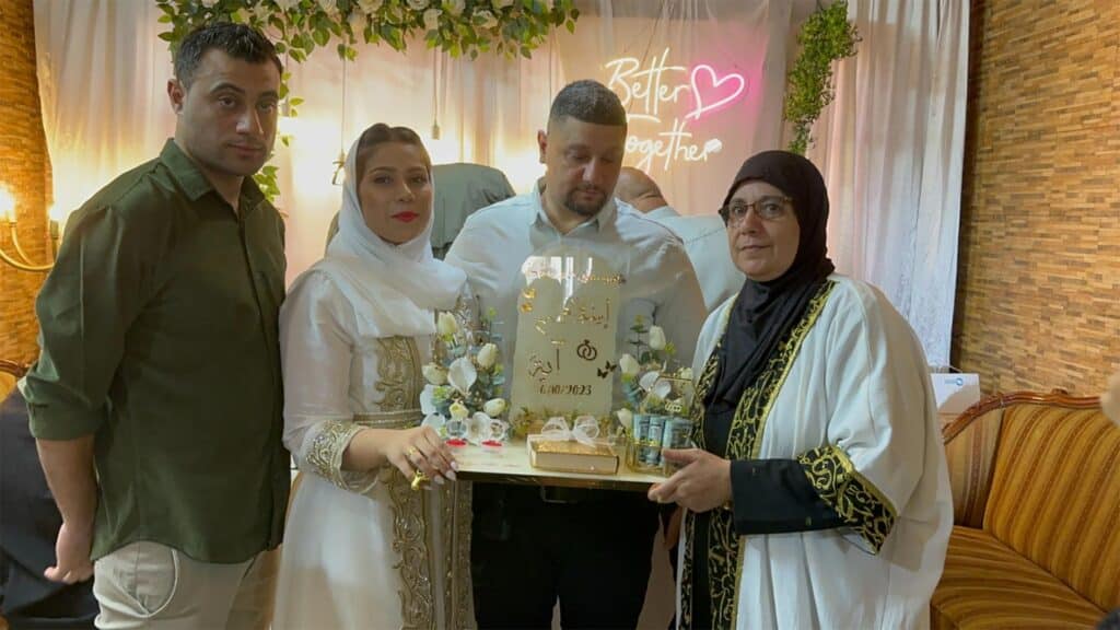 Le 6 octobre 2023, Aya Mghames se fiance à distance avec Islam, bloqué en Turquie. Elle est photographiée avec sa mère Wafaa et ses deux 
frères, Ahmad (à gauche) et Ayman (entre elle et sa mère).Archive personnelle