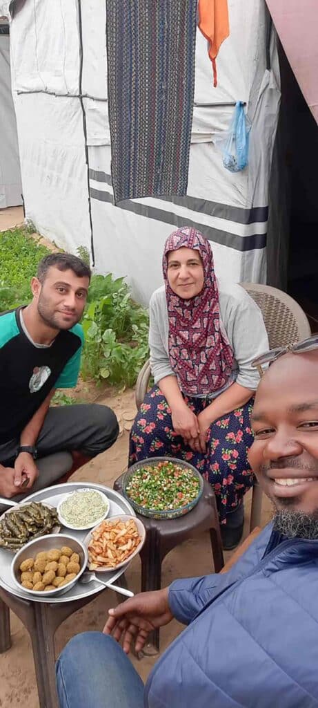 Au lendemain de la signature de la trêve le 19 janvier 2025, Wafaa Mghames pose devant sa tente du camp de Khan Younès, au sud de la bande de Gaza, avec son fils Ahmad 
et un ami de la famille (auteur du selfie). Tous trois ont préparé un repas pour fêter ce qu’elle et ils pensaient être la fin de 
la guerre, mais le cessez-le-feu a été rompu par l’État d’Israël 
Au lendemain de la signature de la trêve le 19 janvier 2025, Wafaa Mghames pose devant sa tente du camp de Khan Younès, au sud de la bande de Gaza, avec son fils Ahmad et un ami de la famille (auteur du selfie). Tous trois ont préparé un repas pour fêter ce qu’elle et ils pensaient être la fin de la guerre, mais le cessez-le-feu a été rompu par l’État d’Israël en mars avec la reprise d’intenses bombardements.
Archive personnelleArchive personnelle
