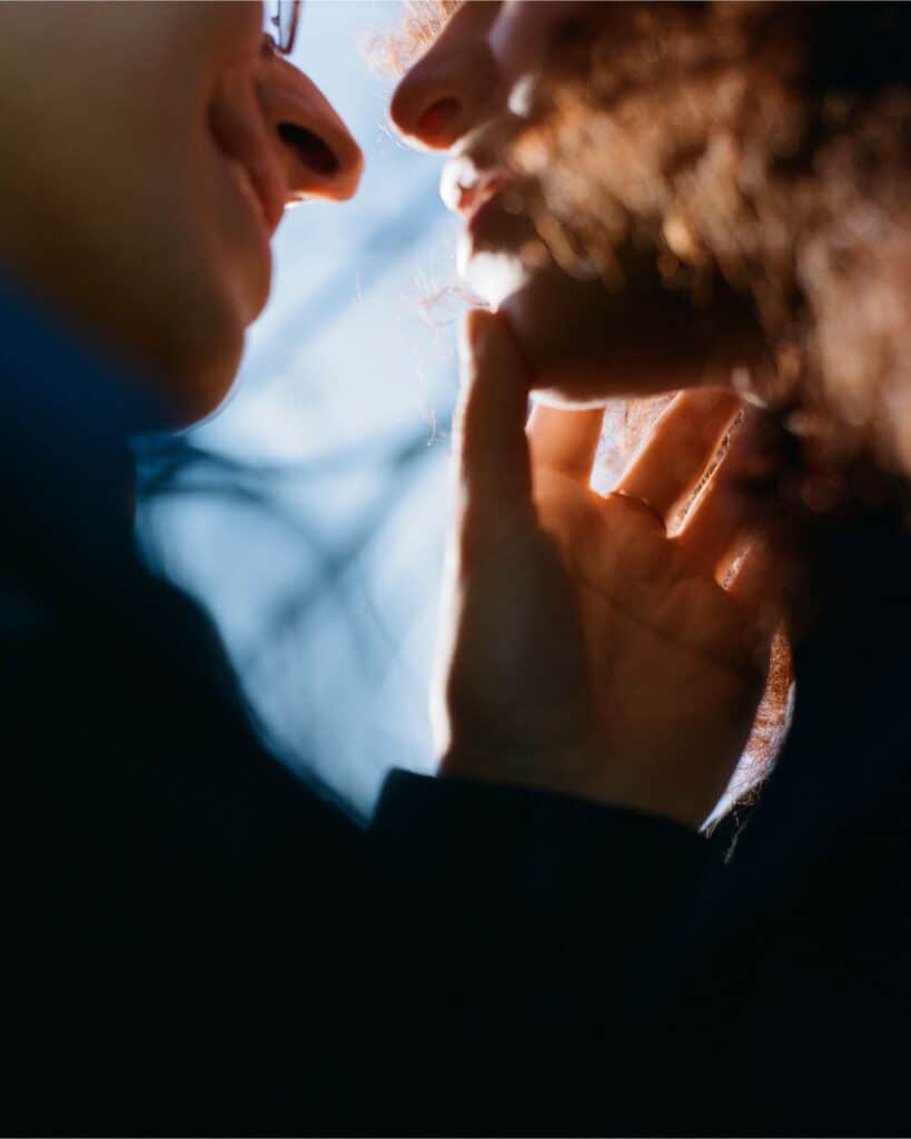 « On nous enlève notre humanité, notre fonction, notre place, notre usage. Il ne nous reste plus rien. Il n’y a plus aucun malaise de la part des autres à nous humilier, à faire du mal à des personnes qui n’existent pas, ou n’existent plus. » N. & M., Toulouse, 2024.
