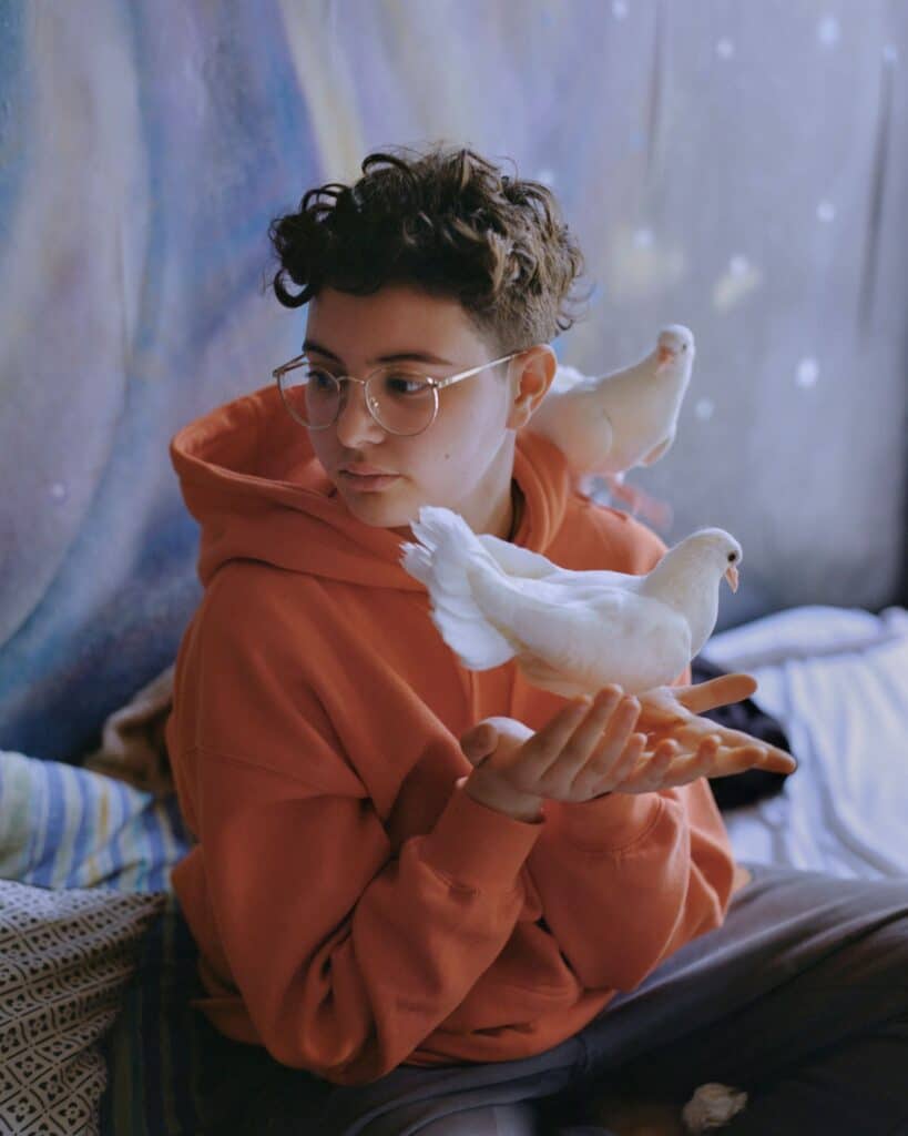 Lamine, Repose En Paix, Marseille, 2022. « Les pigeons, c’est un cadeau de ma mère, parce qu’on a fait la paix il y a pas longtemps. Ma mère a eu pas mal de problèmes de santé, et pendant qu’elle est encore vivante, j’ai décidé de régler les choses, parce que je veux pas qu’elle meure dans un conflit, parce que sa mort, ce sera une photo de ce moment-là, qui sera figé pour l’éternité. » Lamine, Marseille, 2022.