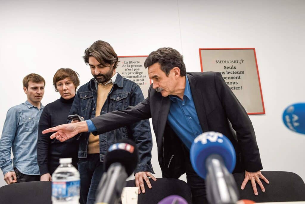 Le 4 février 2019, la rédaction de Mediapart s’oppose à une perquisition dans ses locaux « susceptible d’atteindre le secret des sources » dans le cadre de l’affaire Benalla. De gauche à droite, les journalistes Antton Rouget, Marine Turchi, Fabrice Arfi et Edwy Plenel. Crédit photo : Maxppp