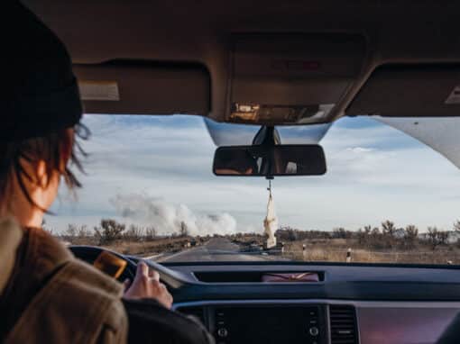 Photo prise par la photojournaliste Natalie Keyssar, le 15 décembre 2022, lors d’un reportage en Ukraine. L’armée russe bombarde alors la seule route permettant d’entrer et sortir de la ville de Bakhmout. Crédit&nbsp;: NATALIE KEYSSAR