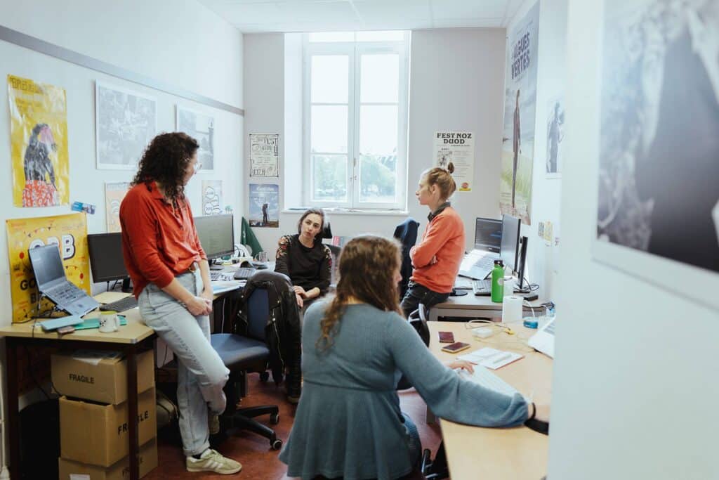 Réunion des journalistes de la rédaction de Splann ! dans leurs bureaux à Guingamp (Côtes-d’Armor), le 28 avril 2025. © Louise Quignon
