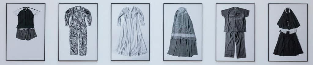 Pour dénoncer la culture du viol, Laia Abril photographie les vêtements dans lesquels des femmes de différents âges et 
de plusieurs pays ont été violées. Vue de l’exposition « On Rape ». Laia Abril, 2021, MBAL-Le Locle, Suisse. Curated by Nathalie Herschdorfer. Courtesy the artist and Les filles du calvaire, Paris